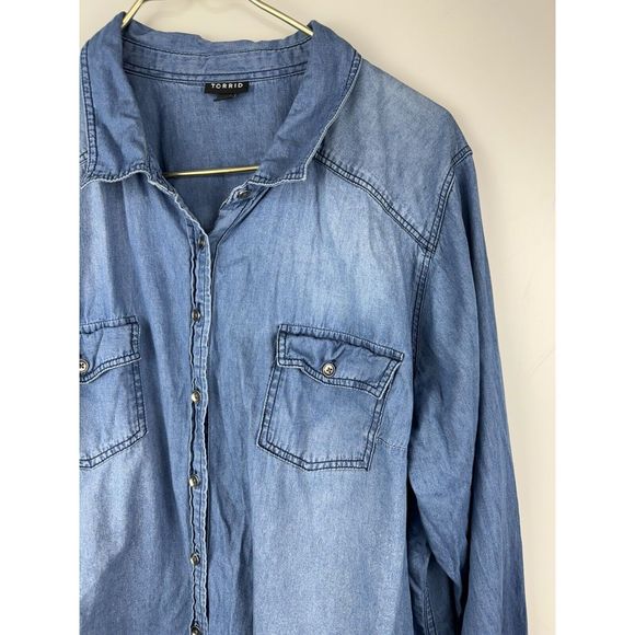 Torrid Womens 3X Taylor Medium Wash Denim Button-Down Shirt - Picture 2 of 6